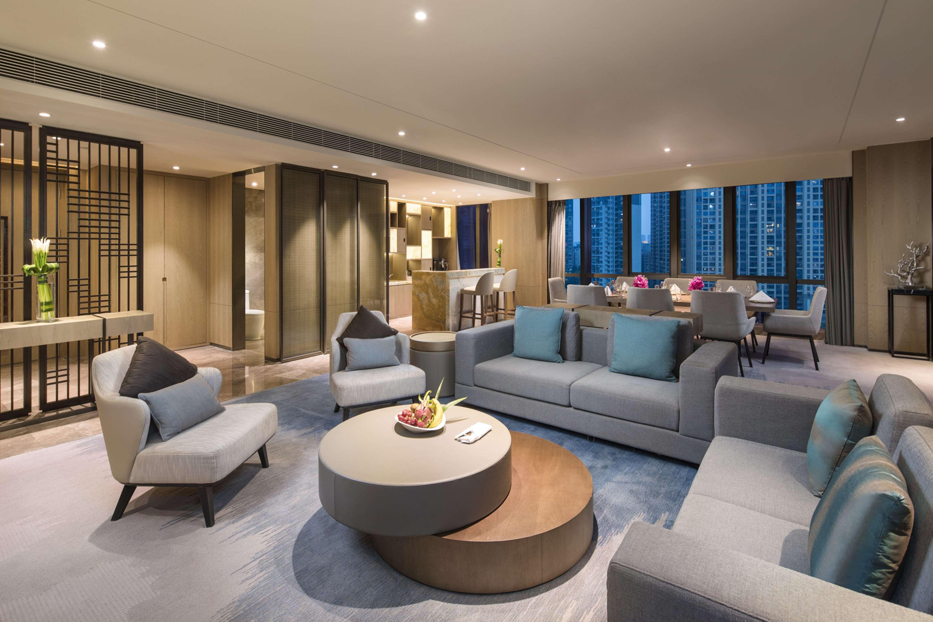 Doubletree By Hilton Hotel Shenzhen Longhua, Near Huawei, Foxcnn, Shenzhen North Railway, Uniwalk & Uniworld Shopping Mall, Sam'S Club Bagian luar foto